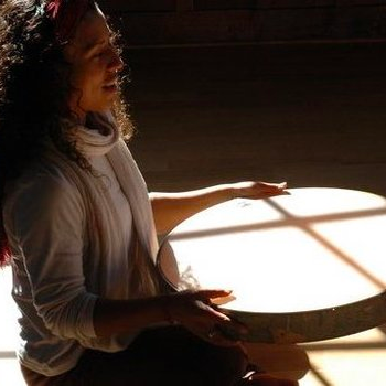 Claudia Cuentas with a tambor Claudia Cuentas with a tambor