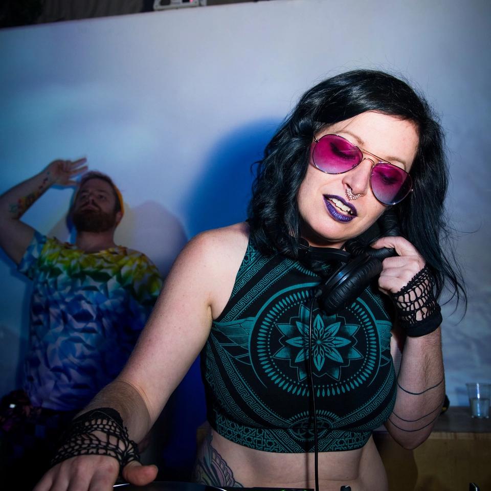 Mienne in sunglasses in front of a turntable  Mienne in sunglasses in front of a turntable