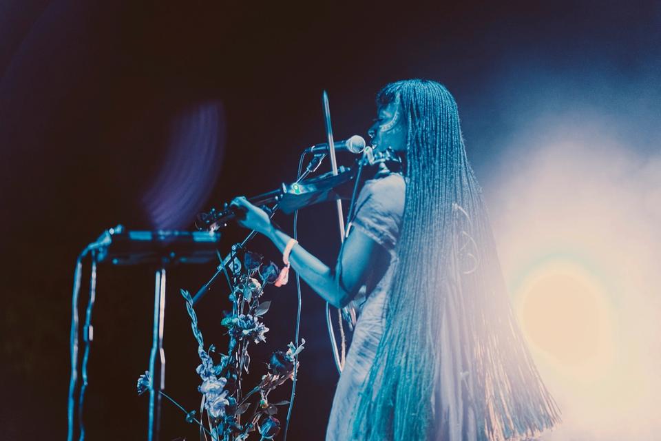 Sudan Archives at Beloved Festival by Amandala Photography Sudan Archives at Beloved Festival by Amandala Photography